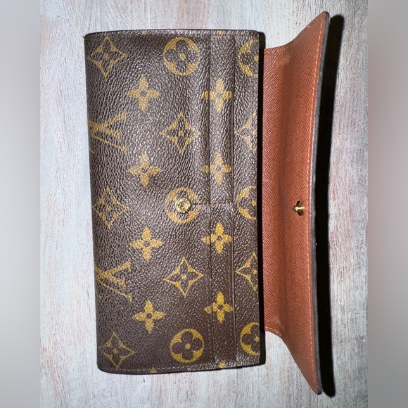 Louis Vuitton Wallet. 100% authentic. - Picture 7 of 8
